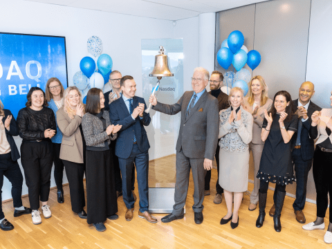 Einar Stefánsson hringir bjöllunni í íslensku kauphöllinni